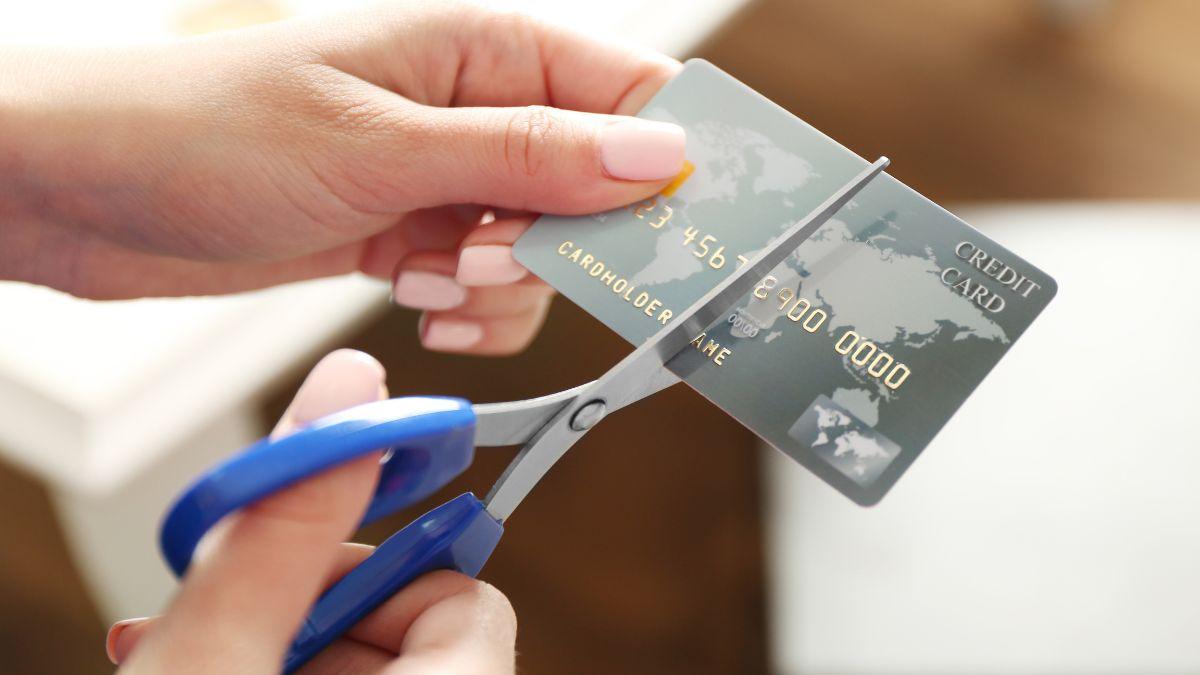 Cartão cancelado ainda tem parcelas? Entenda como pagar as faturas restantes, conferir a anuidade e solicitar o encerramento sem antecipar compras.